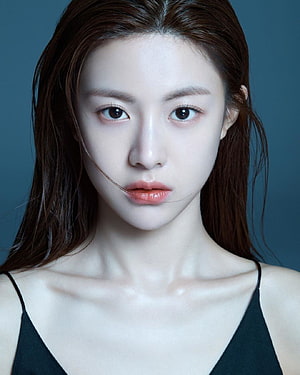Go Yoon Jung Portrait: Close-Up Beauty Shot with Wet Hair and Minimal Makeup HD phone wallpaper
