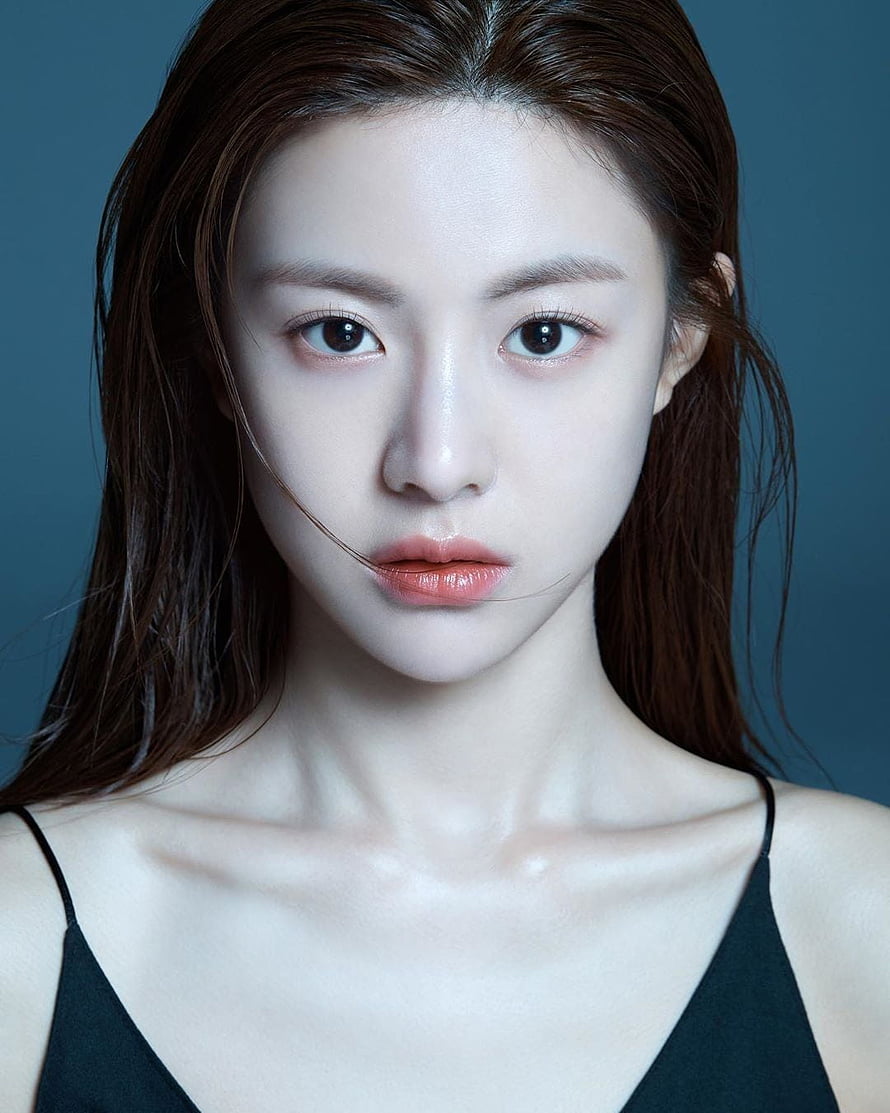Go Yoon Jung Portrait: Close-Up Beauty Shot with Wet Hair and Minimal Makeup HD phone wallpaper