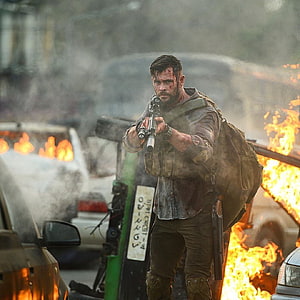 Chris Hemsworth in Extraction 2020 Action Scene Amidst Burning Vehicles HD phone wallpaper