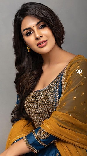 Samyuktha Menon in Traditional Blue and Gold Ethnic Wear HD phone wallpaper