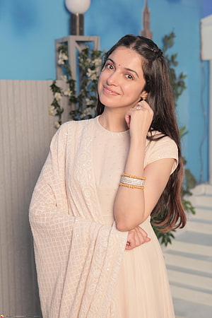 Divya Khosla Kumar in Elegant Cream Ethnic Wear with Gold Jewelry HD phone wallpaper