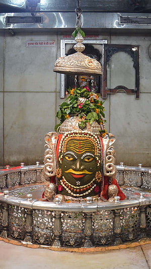 Ujjain Mahakal Temple Shiva Lingam with Silver Canopy and Floral Garland HD phone wallpaper