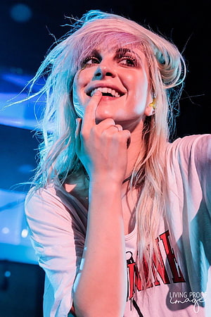 Hayley Williams Live Concert Portrait With Platinum Hair And Stage Lighting HD phone wallpaper