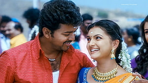 Vijay and Samantha in Velayudham wedding scene with traditional Indian attire and gold jewelry HD wallpaper