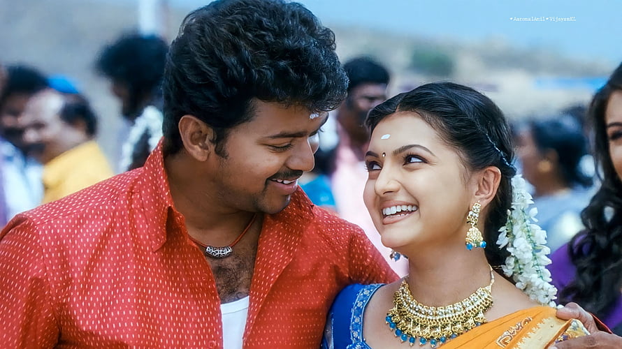 Vijay and Samantha in Velayudham wedding scene with traditional Indian attire and gold jewelry HD wallpaper