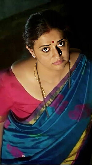 Pavitra Lokesh in a Blue and Pink Silk Saree with Traditional Jewelry HD phone wallpaper