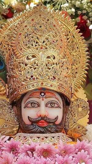 Khatu Shyam Murti with Ornate Golden Crown and Floral Garland HD phone wallpaper