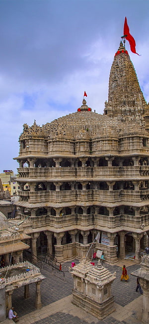Dwarkadhish Temple in Dwarka, India: Ancient Stone Architecture with Red Flag and Intricate Carvings HD phone wallpaper