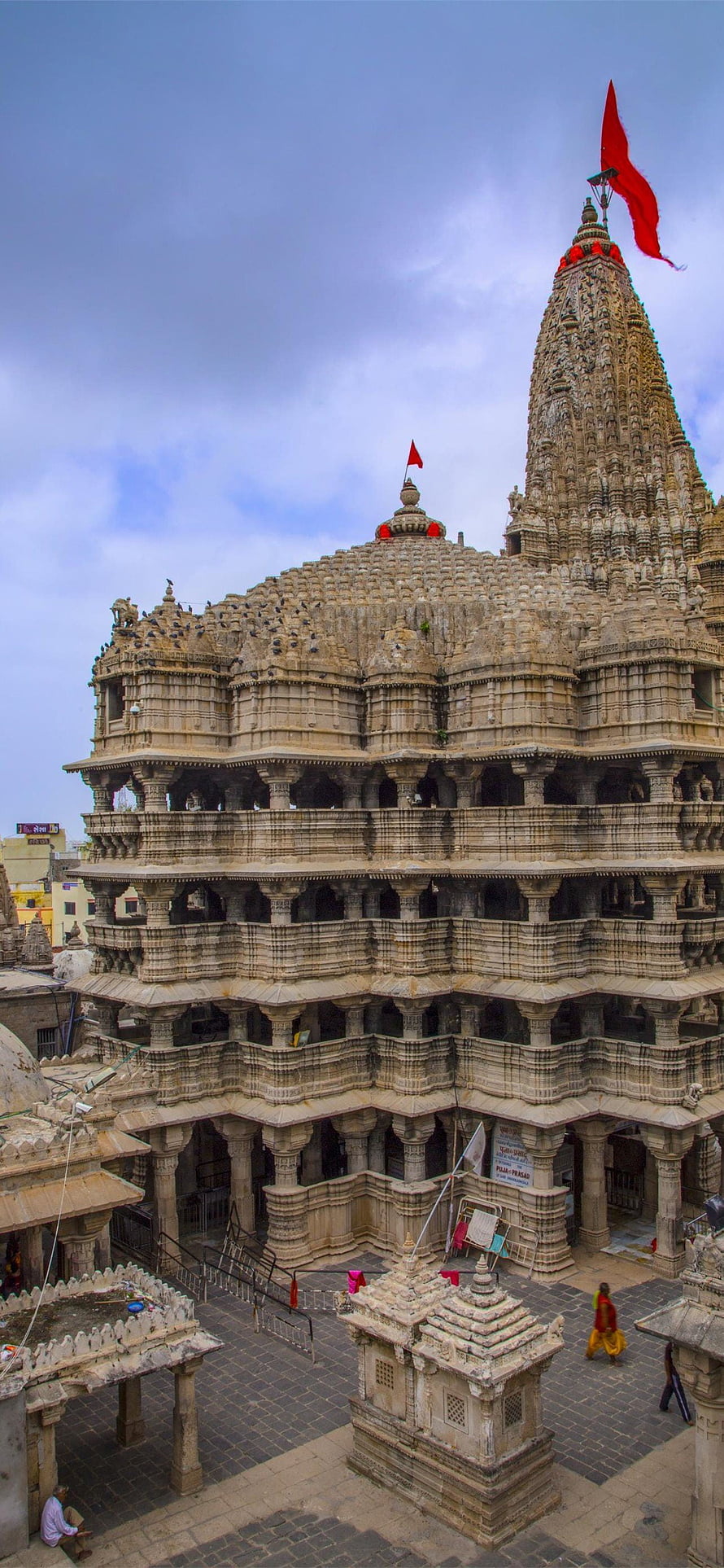Dwarkadhish Temple in Dwarka, India: Ancient Stone Architecture with Red Flag and Intricate Carvings HD phone wallpaper