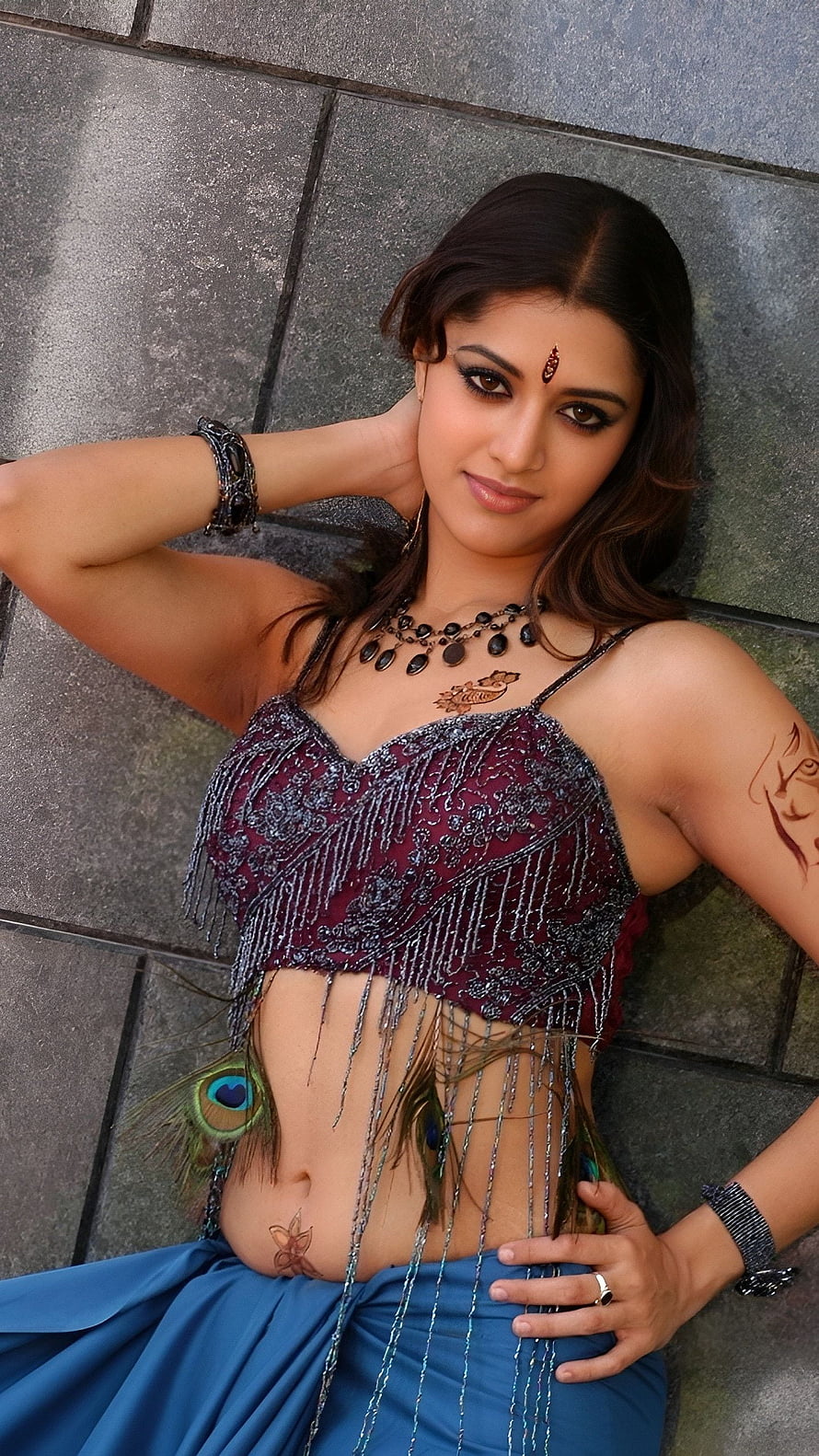 Mamata Mohandas in Embellished Maroon Choli with Peacock Feathers and Blue Dhoti HD phone wallpaper