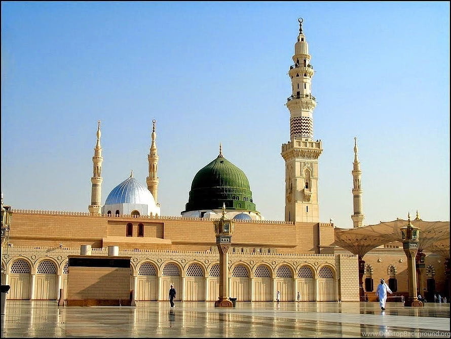Masjid Nabawi in Medina with Green Dome and Minarets Under Clear Blue Sky HD wallpaper