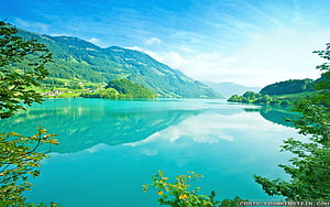 Serene Alpine Lake with Turquoise Waters and Lush Green Mountain Reflections HD wallpaper