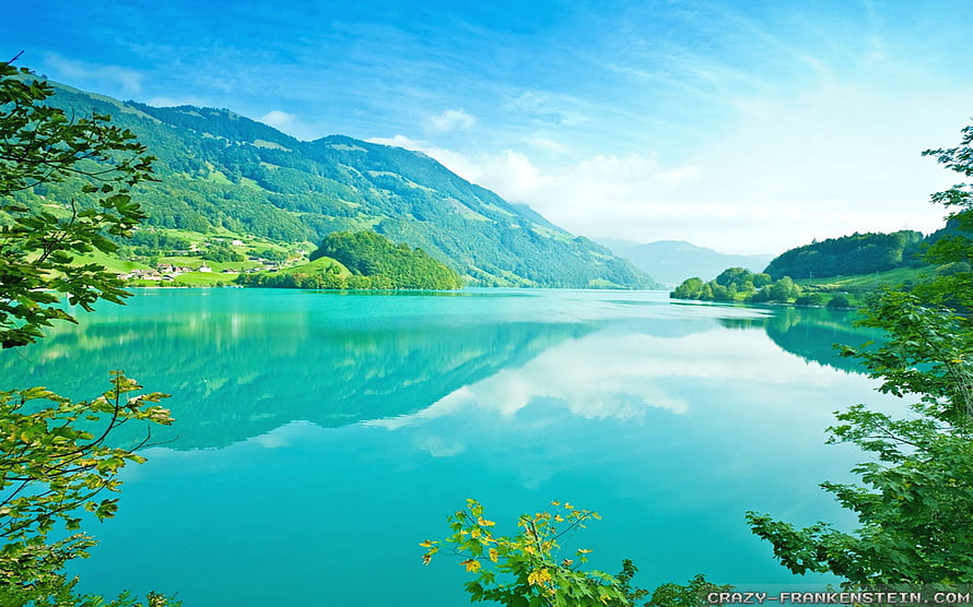 Serene Alpine Lake with Turquoise Waters and Lush Green Mountain Reflections HD wallpaper