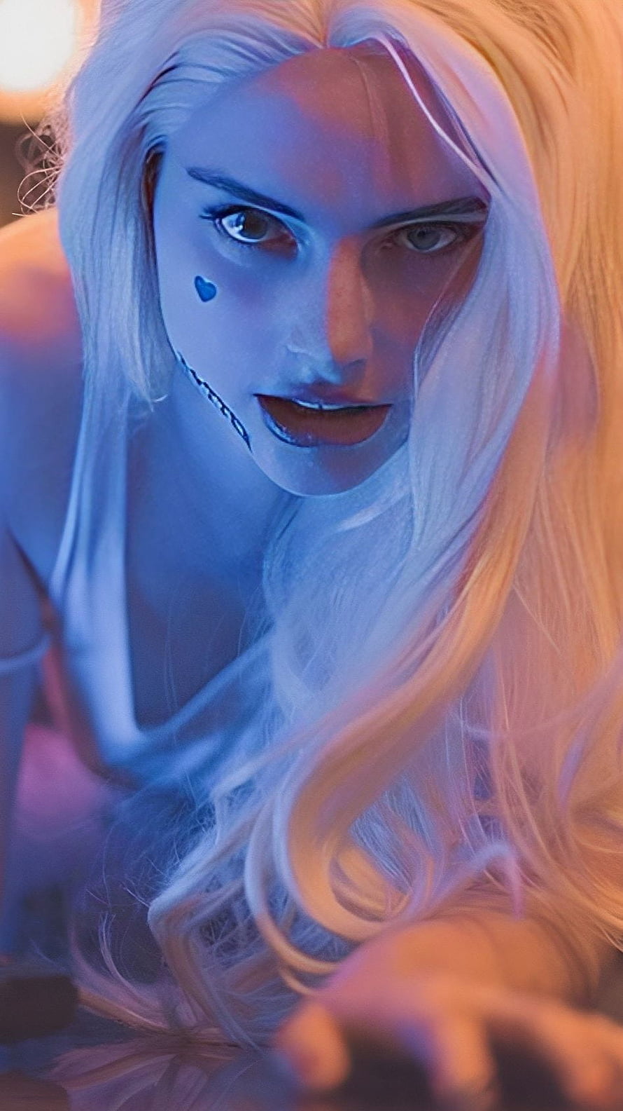 Margot Robbie as Harley Quinn in Suicide Squad with neon blue and pink lighting HD phone wallpaper