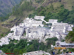 Vaishno Devi Temple Complex Nestled in the Himalayan Mountains HD wallpaper