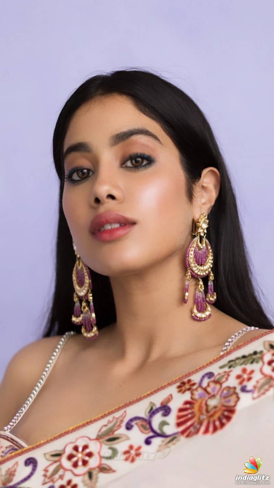 Janhvi Kapoor in Traditional Indian Attire with Ornate Jewelry HD phone wallpaper