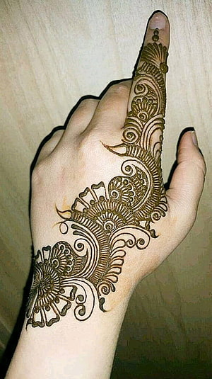 Intricate Arabic Mehndi Design on Hand with Floral and Paisley Patterns HD phone wallpaper