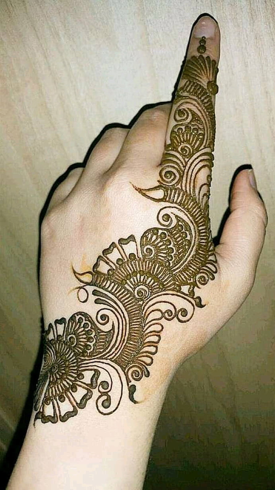 Intricate Arabic Mehndi Design on Hand with Floral and Paisley Patterns HD phone wallpaper