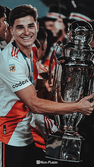 Julian Alvarez lifting the Copa Libertadores trophy in River Plate kit HD phone wallpaper