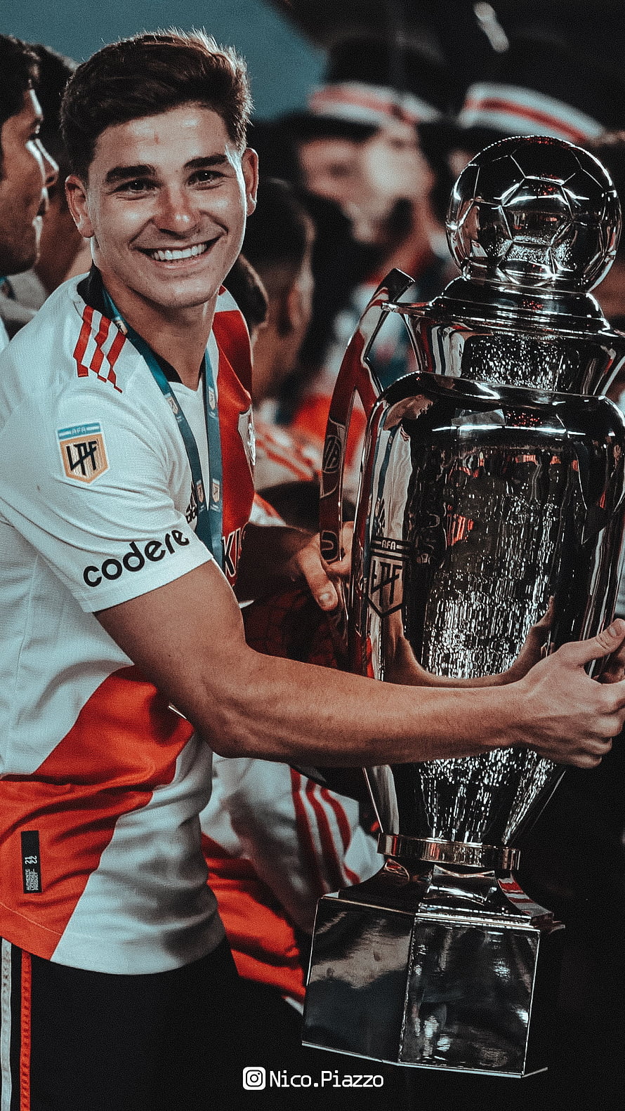 Julian Alvarez lifting the Copa Libertadores trophy in River Plate kit HD phone wallpaper