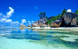 Tropical Island Beach With Granite Boulders And Crystal Clear Turquoise Water HD wallpaper