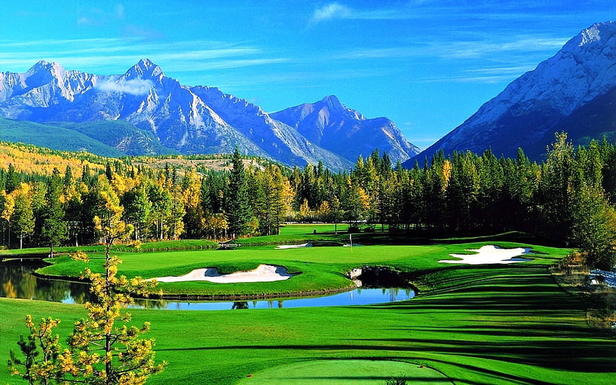 Majestic Mountain Golf Course with Autumn Foliage and Water Hazards HD wallpaper