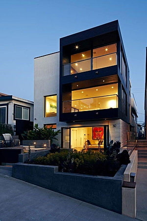 Contemporary Three-Story Residence with Glass Balconies at Dusk HD phone wallpaper
