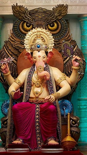 Lalbaugcha Raja Ganesha Murti with Ornate Owl Backdrop and Traditional Attire HD phone wallpaper