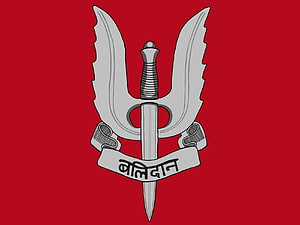 Indian Army Para Special Forces Emblem with Khukuri and Dagger on Red Background HD wallpaper