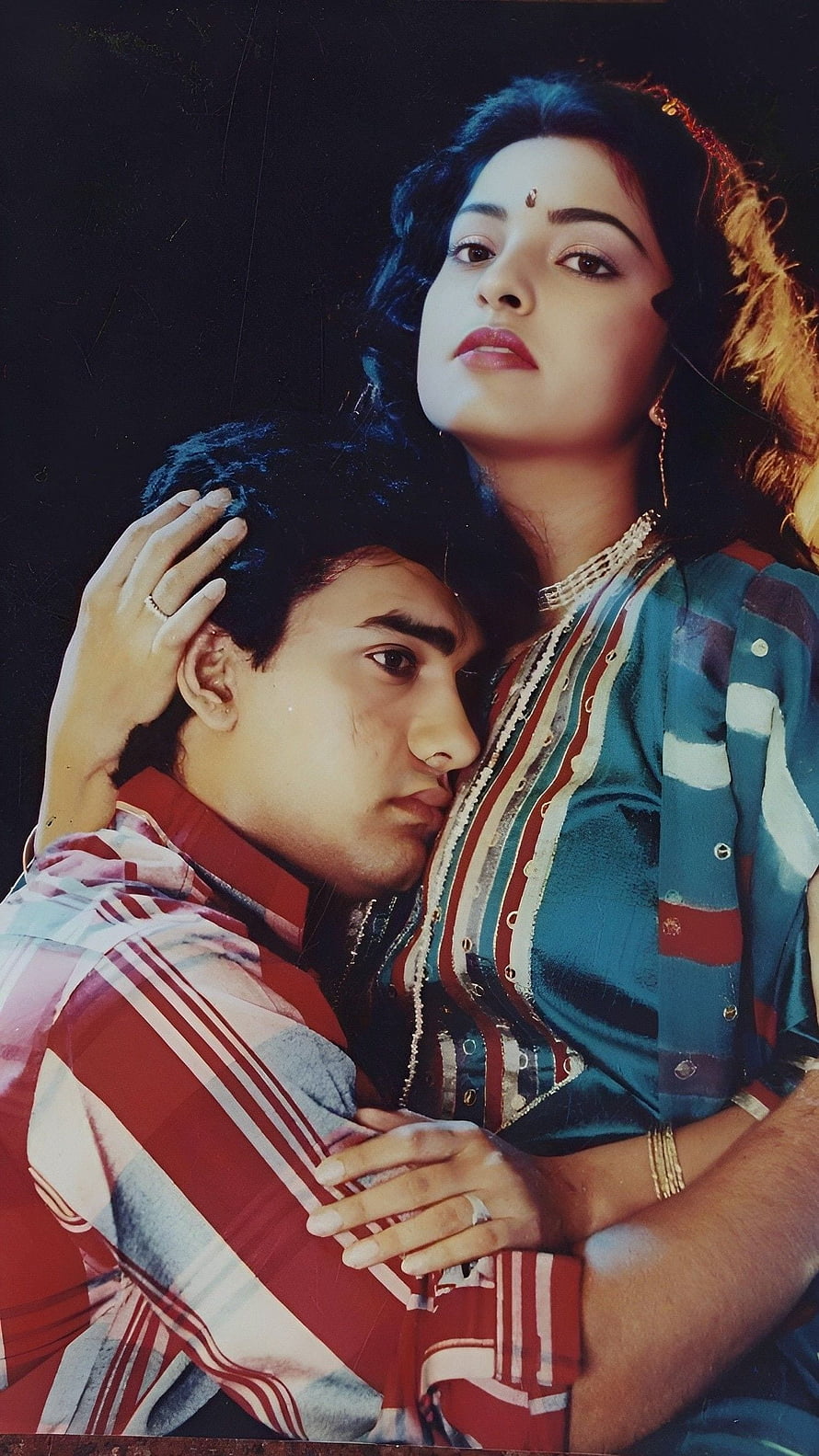 Amir Khan and Juhi Chawla in an intimate embrace from a classic Bollywood film HD phone wallpaper