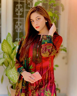 Alizeh Shah in Vibrant Red and Green Pakistani Traditional Dress HD phone wallpaper