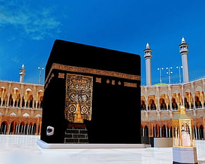 The Kaaba in Mecca with Golden Door and Minarets Under a Clear Blue Sky HD wallpaper