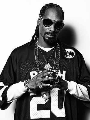 Snoop Dogg in Black and White Portrait Wearing Sunglasses and Jewelry HD phone wallpaper
