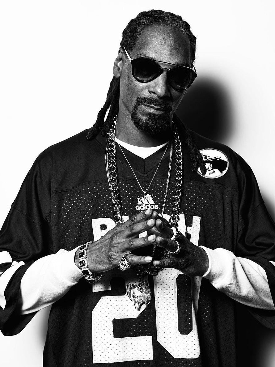 Snoop Dogg in Black and White Portrait Wearing Sunglasses and Jewelry HD phone wallpaper