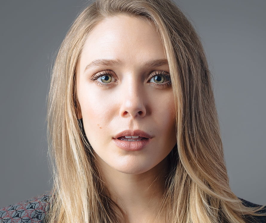 Elizabeth Olsen Close-Up Portrait with Blonde Hair and Green Eyes HD wallpaper