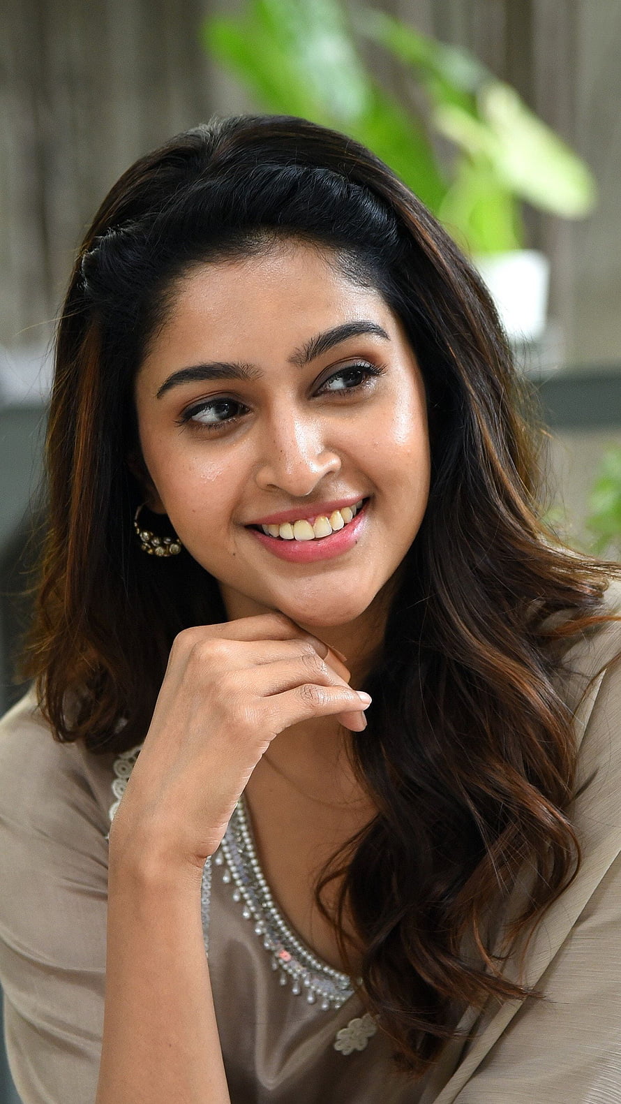 Tanya Ravichandran Portrait in Beige Blouse with Pearl Necklace and Gold Earrings HD phone wallpaper