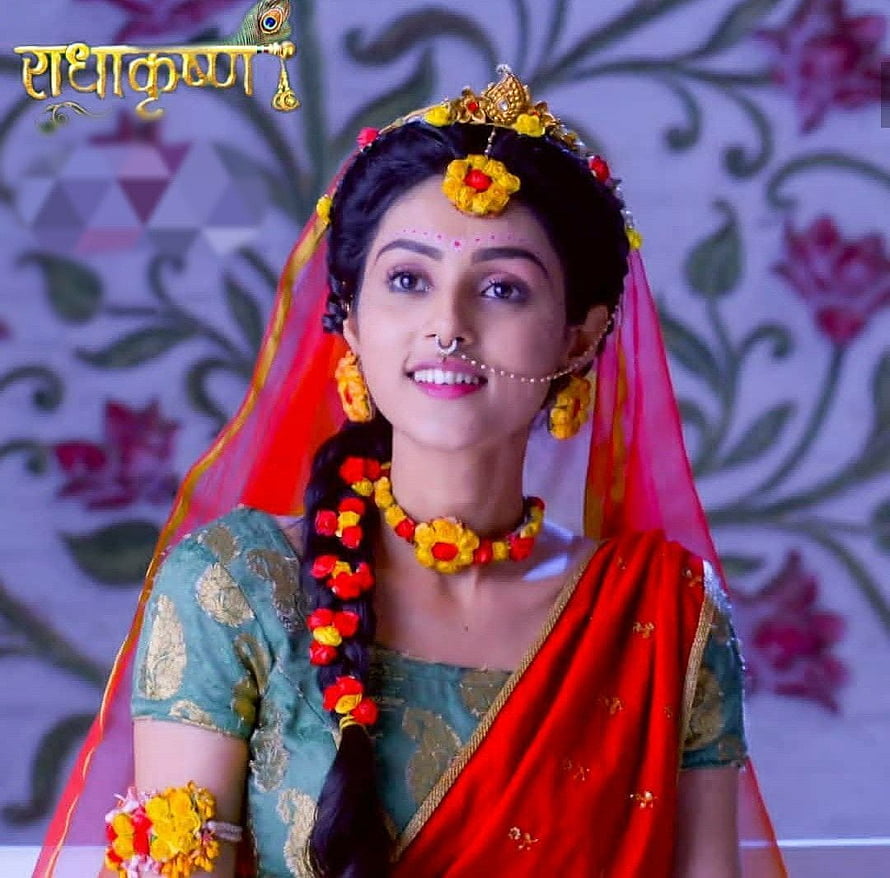 Mallika Singh as Radha in Radha Krishna TV Series with Traditional Saree and Floral Jewelry HD wallpaper