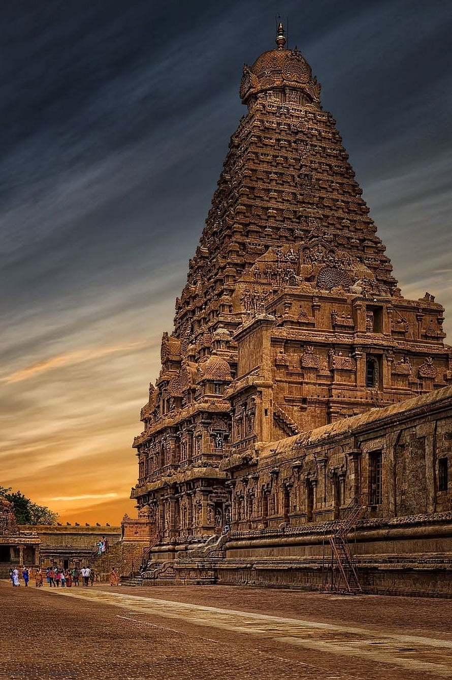 Brihadeeswarar Temple Thanjavur at Golden Hour with Dramatic Sky HD phone wallpaper