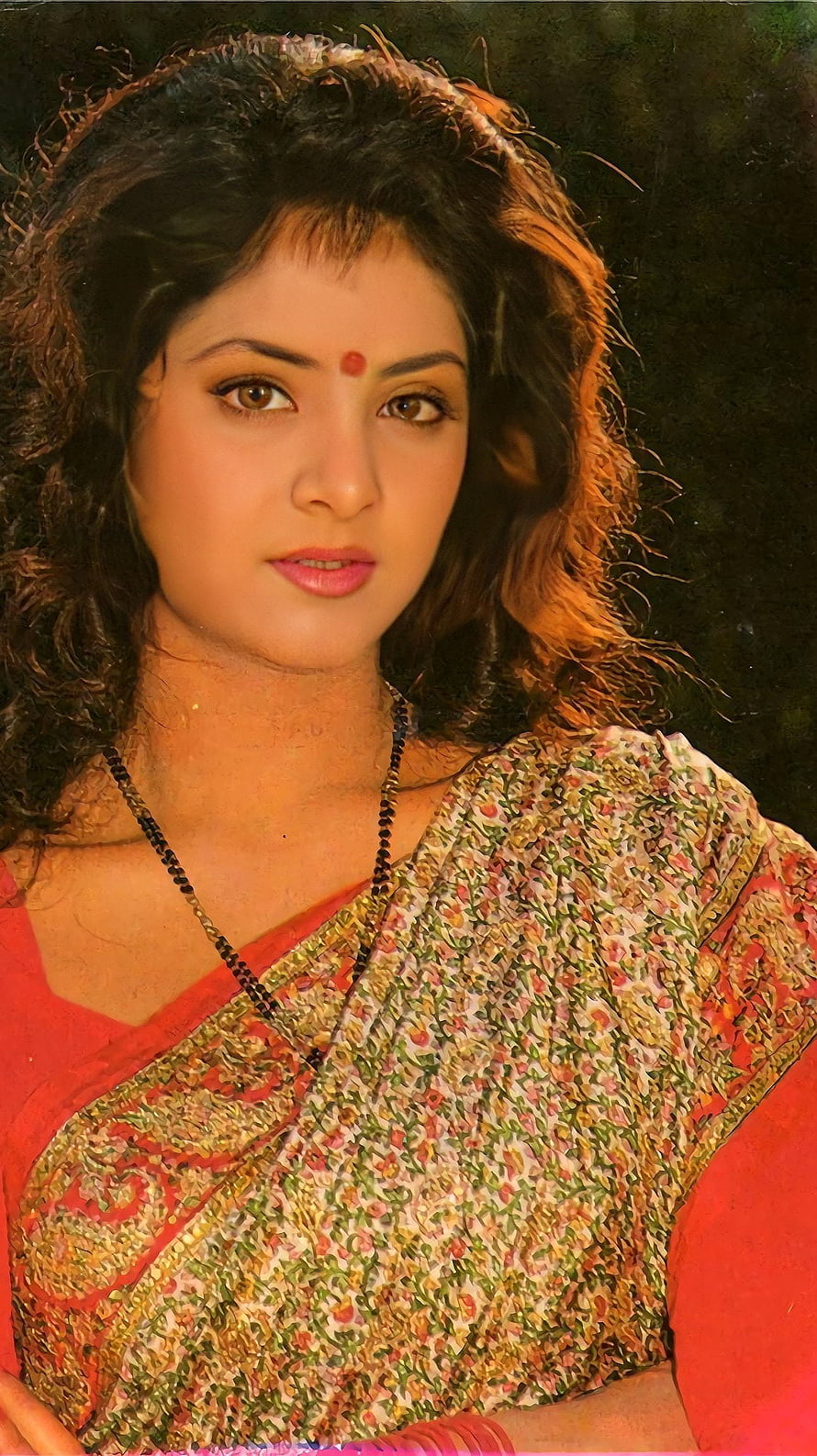 Divya Bharti in a floral sari with a red blouse and beaded necklace HD phone wallpaper