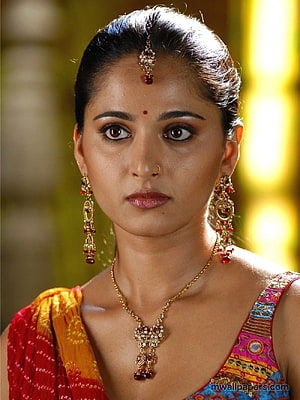 Anushka Shetty in Traditional Indian Saree with Gold Jewelry and Maang Tikka HD phone wallpaper
