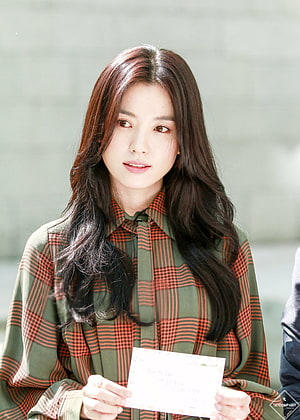 Han Hyo Joo in Green Plaid Shirt Holding Card at Outdoor Event HD phone wallpaper