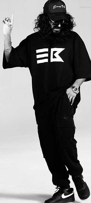 Emiway Bantai in all-black streetwear outfit with cap and sunglasses HD phone wallpaper