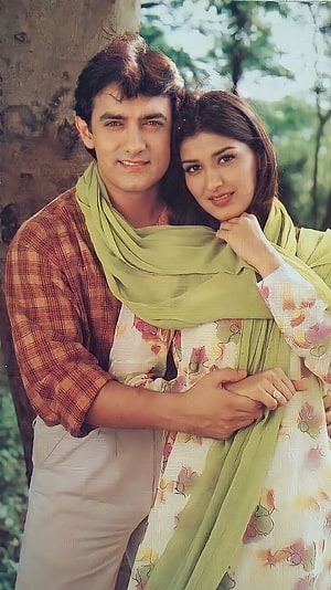 Amir Khan and Sonali Bendre in Sarfarosh Bollywood Film Still HD phone wallpaper