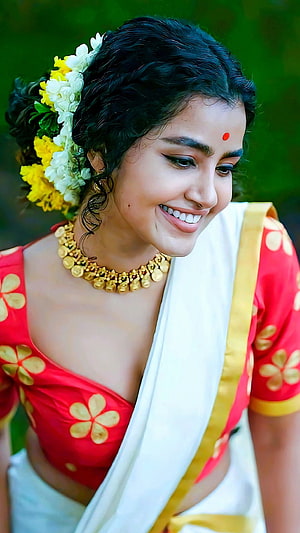 Anupama Parmeshwaran in Traditional Kerala Attire with Floral Hairpiece and Gold Jewelry HD phone wallpaper