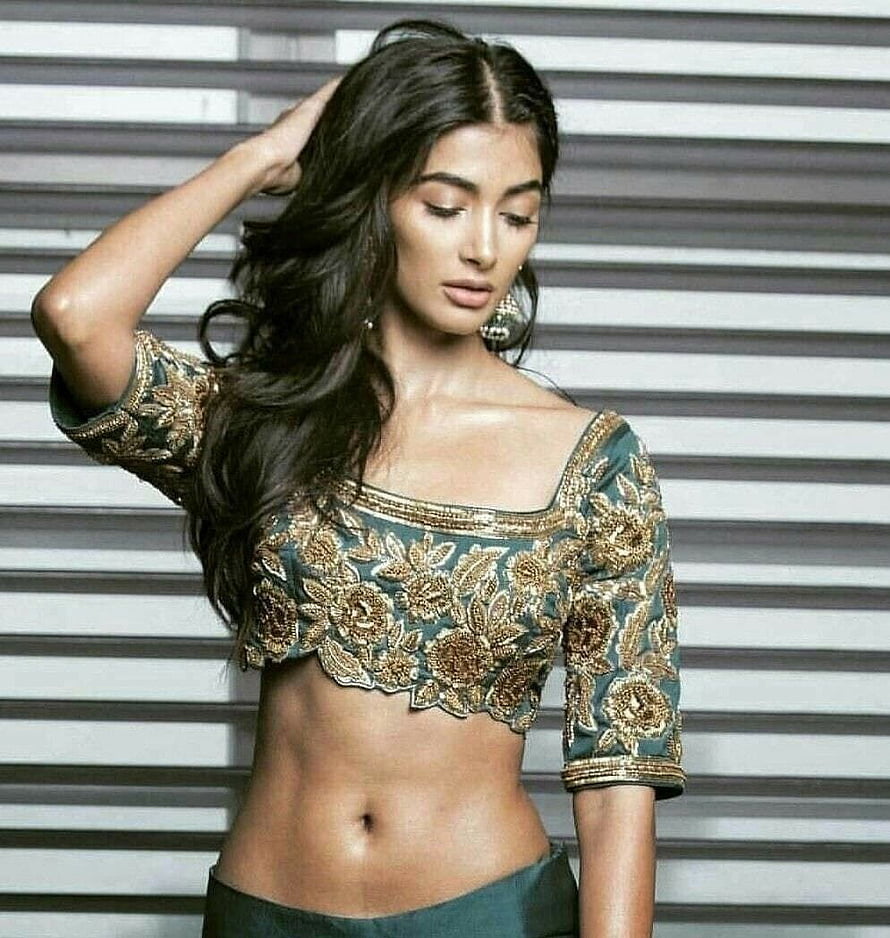 Pooja Hegde in an emerald green embroidered crop top with gold floral detailing HD phone wallpaper
