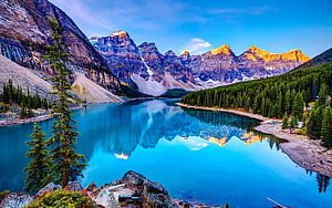 Maligne Lake Reflections in Jasper National Park with Snow-Capped Peaks and Evergreen Forests HD wallpaper