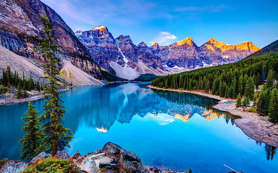 Maligne Lake Reflections in Jasper National Park with Snow-Capped Peaks and Evergreen Forests HD wallpaper