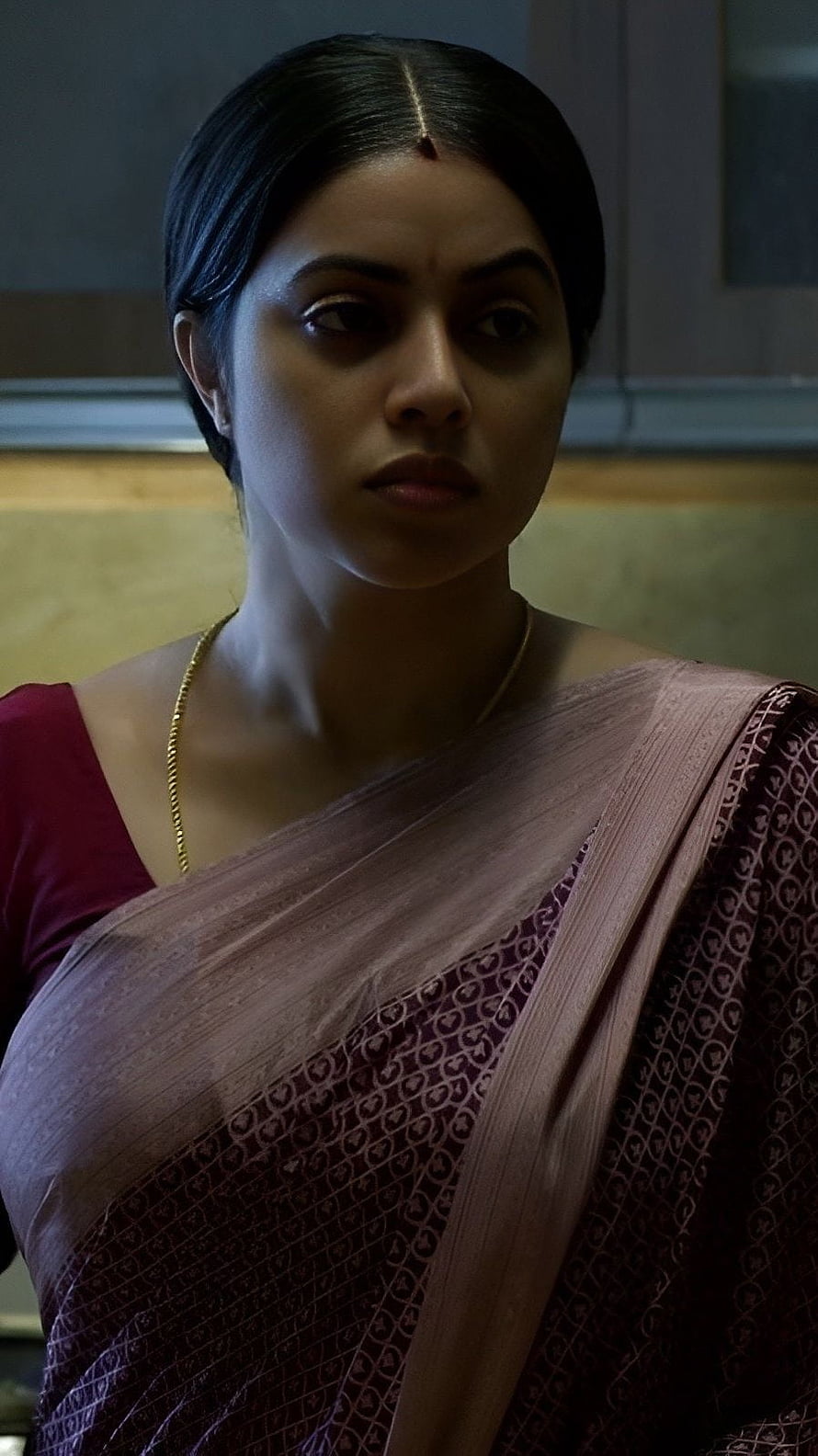 Poorna Kasim in a Maroon Saree with Gold Necklace and Traditional Bindi HD phone wallpaper