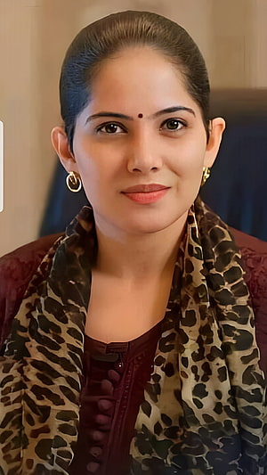 Jaya Kishori Portrait in Maroon Blouse and Leopard Print Dupatta HD phone wallpaper