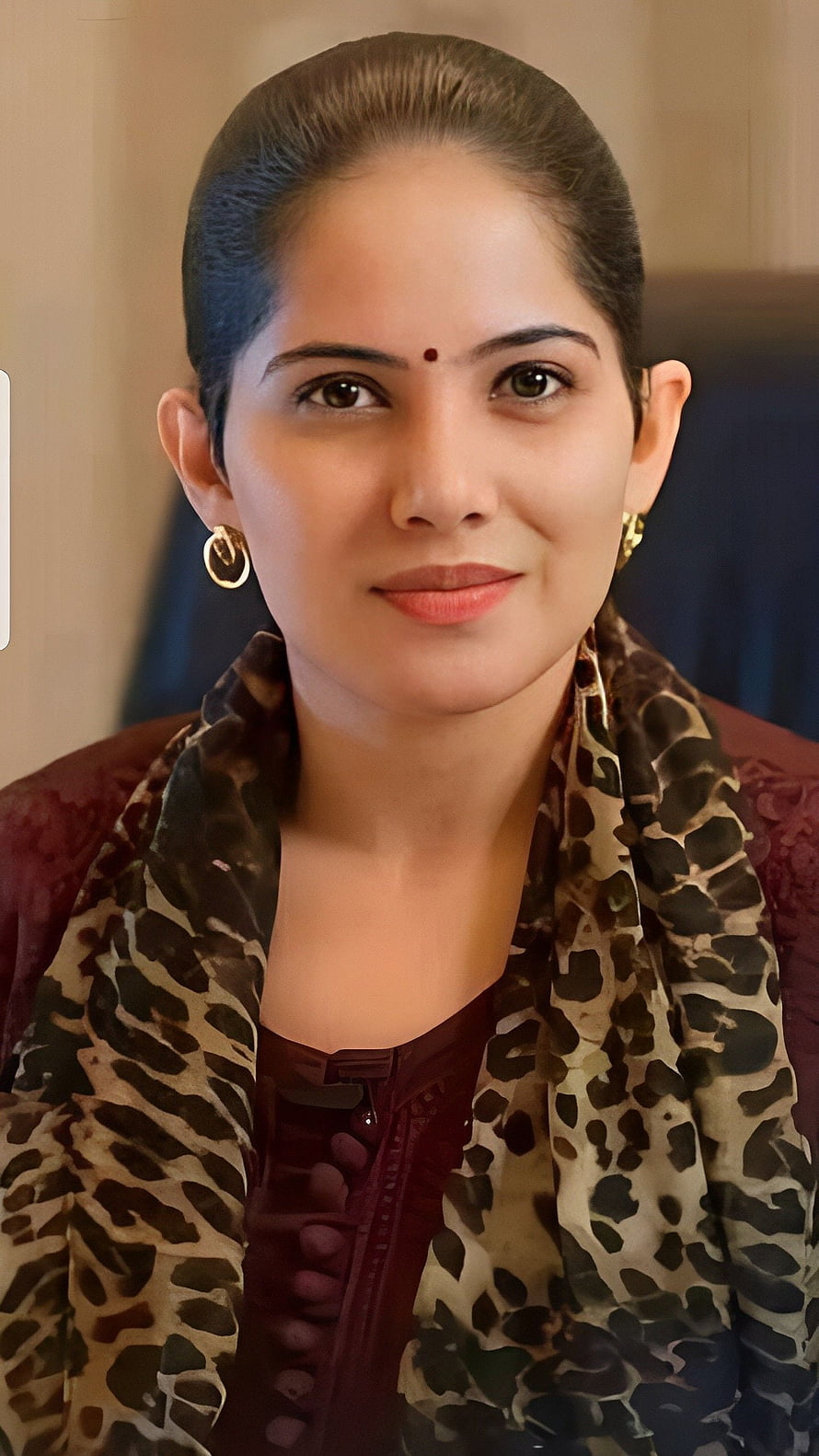 Jaya Kishori Portrait in Maroon Blouse and Leopard Print Dupatta HD phone wallpaper